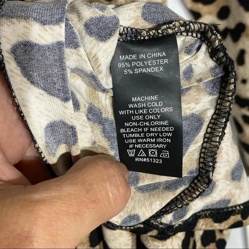 Vince Camuto Leopard Print 3/4 Sleeves Top - Picture 7 of 7